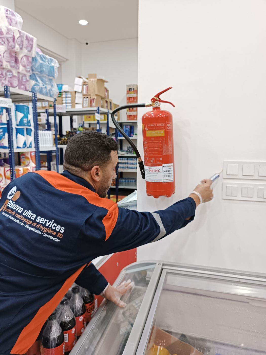 Application de gel appât en linéaire dans un commerce alimentaire