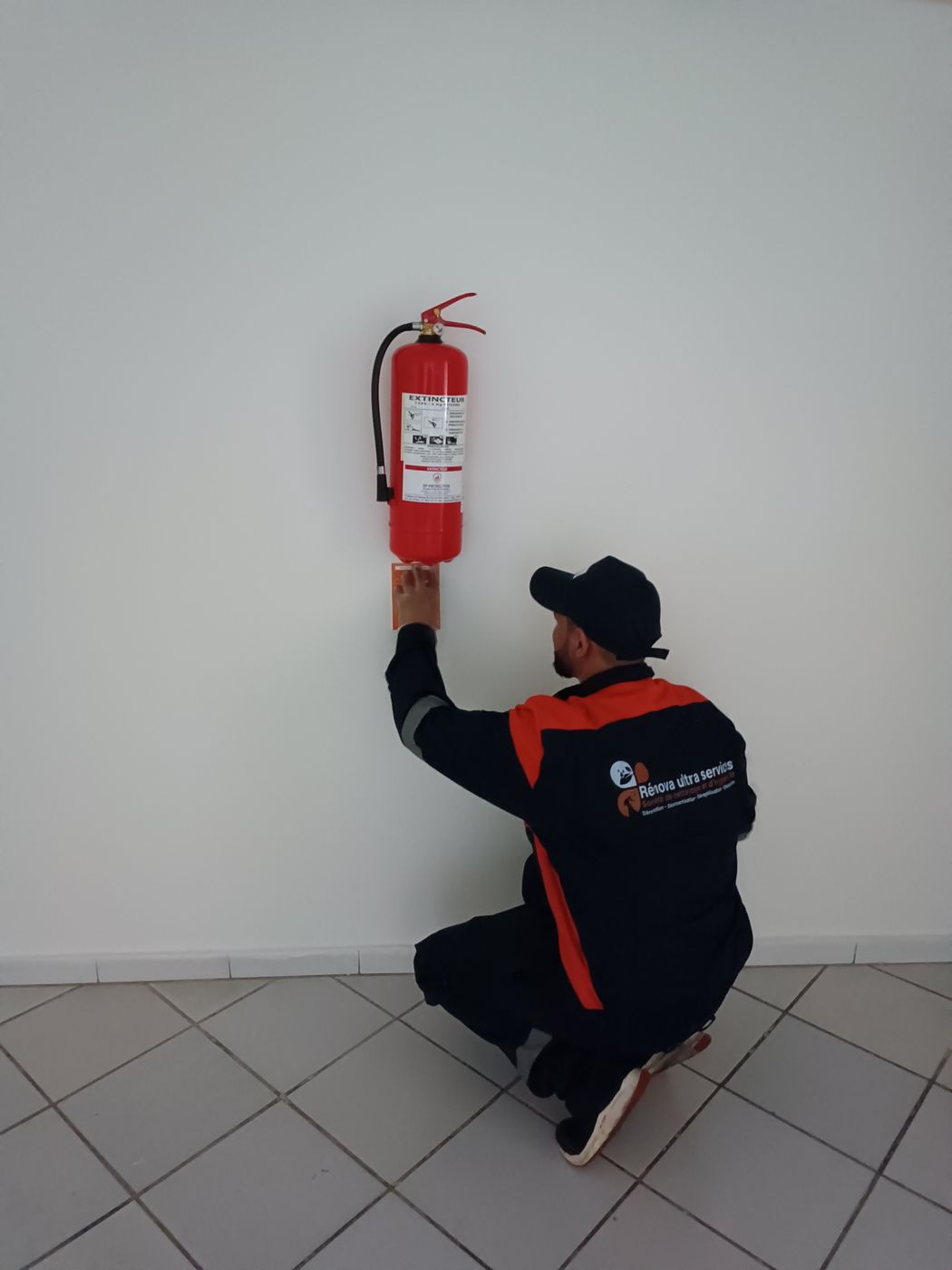 Contrôle — Rénova Ultra Services à Marrakech : Étiquette de traçabilité datée sur un point de contrôle.